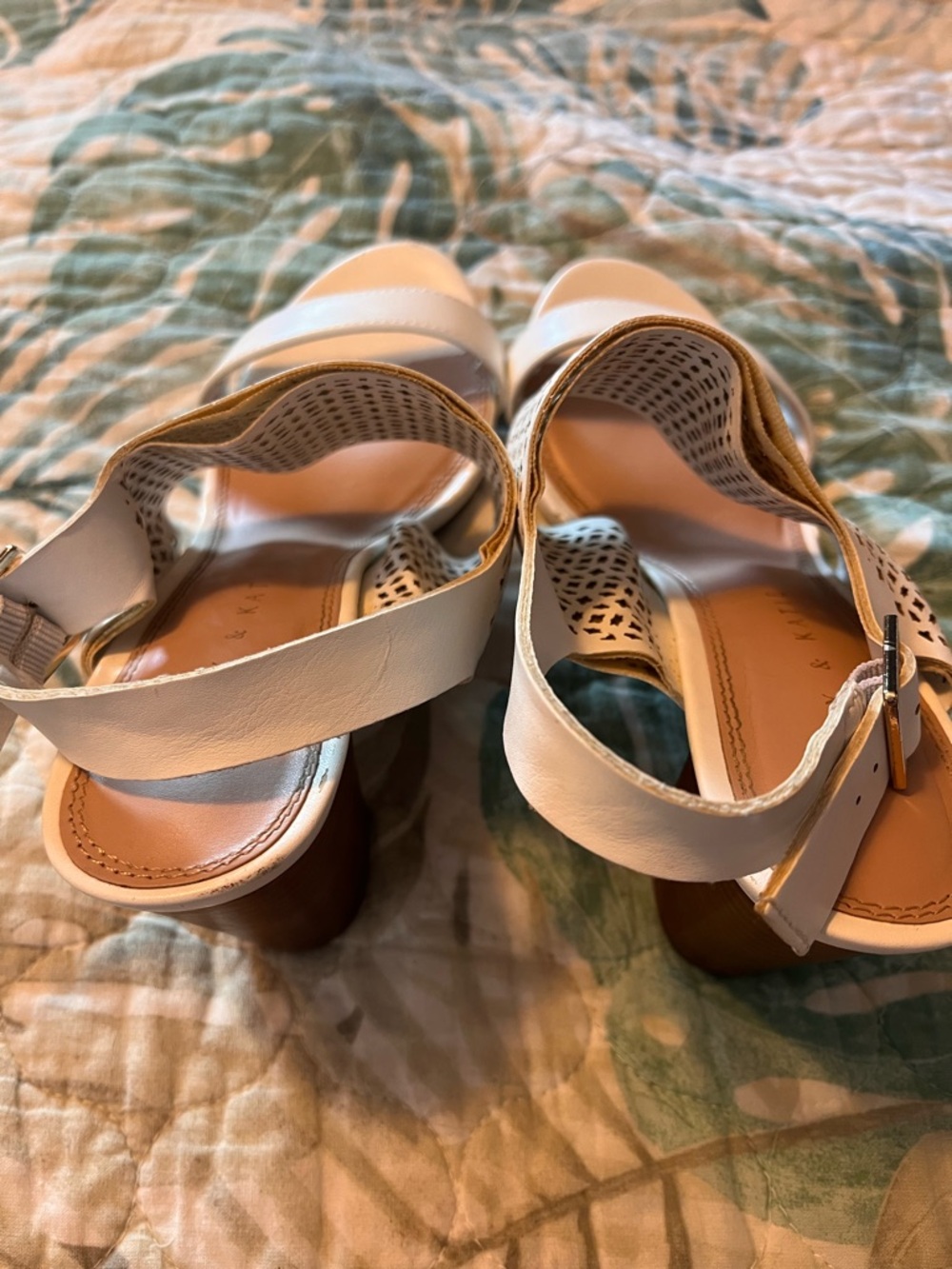 👠 Host Pick 👠Kelly & Katie white block heels - Picture 4 of 13